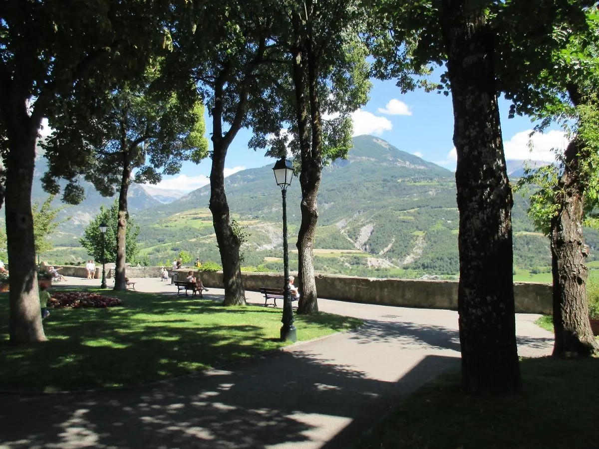 Apartment L'Hivernet, Grand Triplex Neuf Au Coeur D'Embrun Acces Facile France