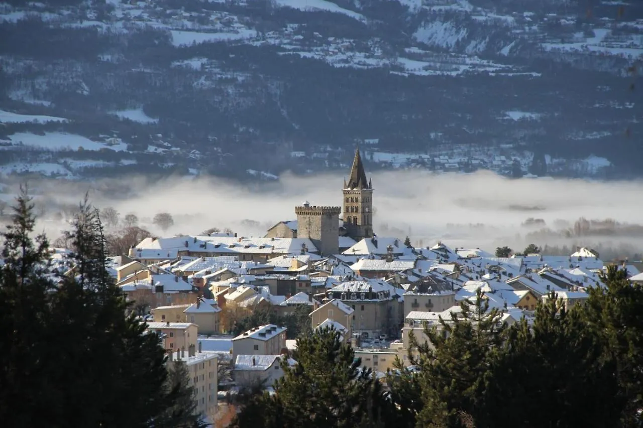 L'Hivernet, Grand Triplex Neuf Au Coeur D'Embrun Acces Facile France